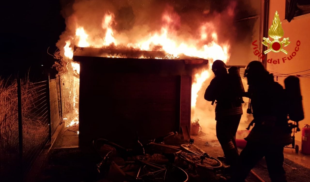 Ricovero attrezzi in fiamme, Vigili del fuoco al lavoro