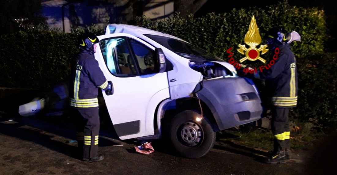 Terribile schianto: furgone spezzato in due