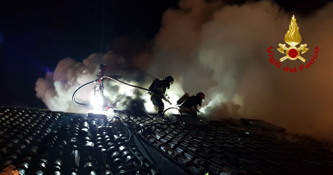 Canna fumaria si surriscalda, tetto in fiamme: paura ieri sera a Cavasagra