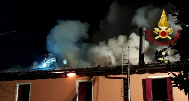 Canna fumaria si surriscalda, tetto in fiamme: paura ieri sera a Cavasagra