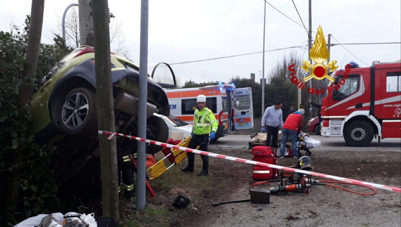 Incredibile fuori strada a Trevignano, in due estratti dalle lamiere