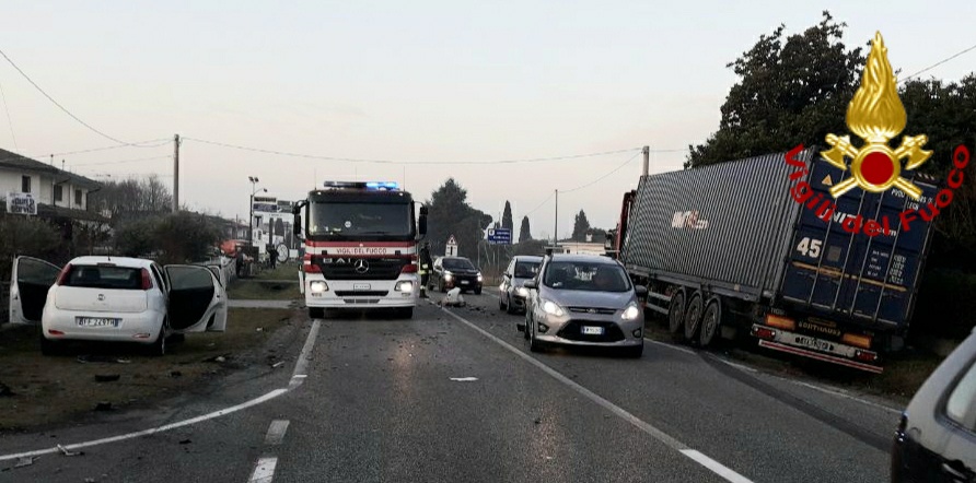 Paura ad Altivole, scontro tra auto e tir di metano: ferita una ragazza