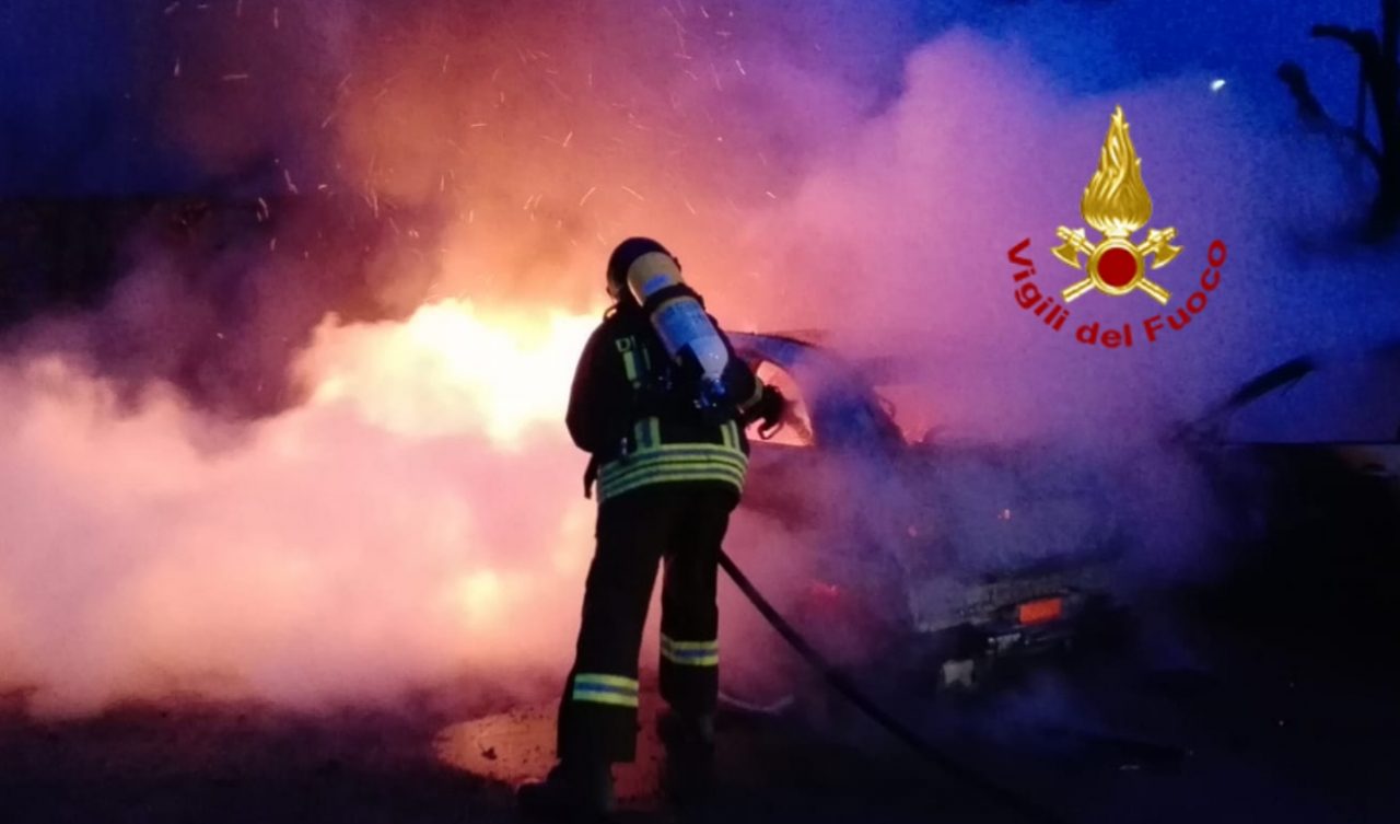 Due auto in fiamme a Nervesa della Battaglia