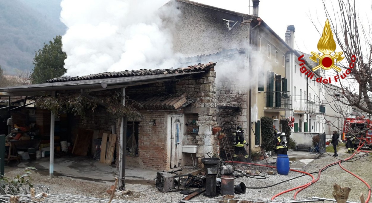 Prende fuoco una legnaia a Revine Lago