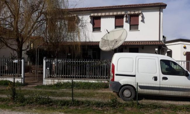 Tragedia della disperazione: trova la moglie morta e si spara