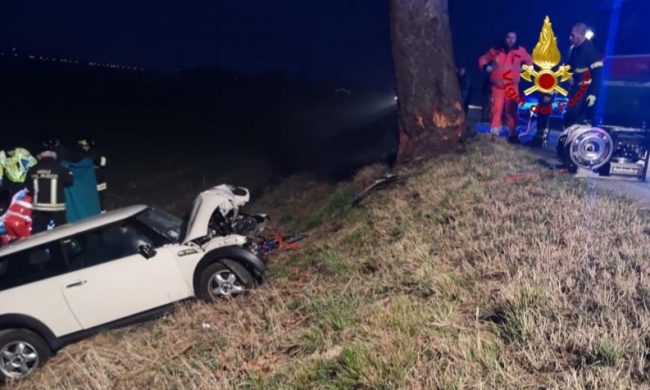 Auto contro il platano: muore una 38enne