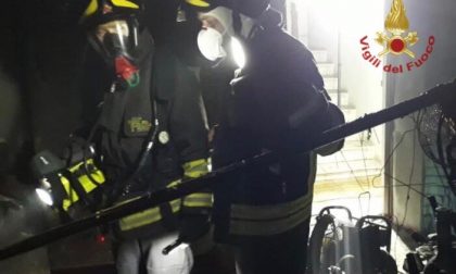 Tragico incendio nella notte: morto un uomo di 70 anni