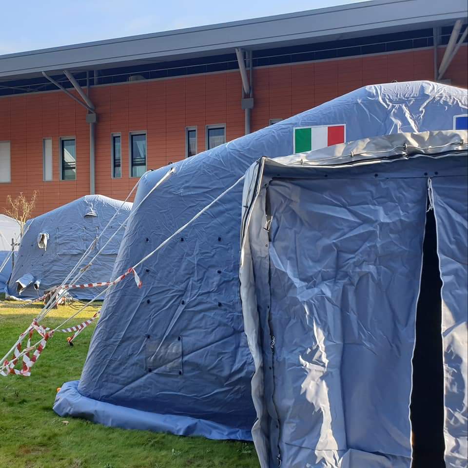 Tende attrezzate all’esterno di alcuni ospedali per effettuare tamponi – FOTO