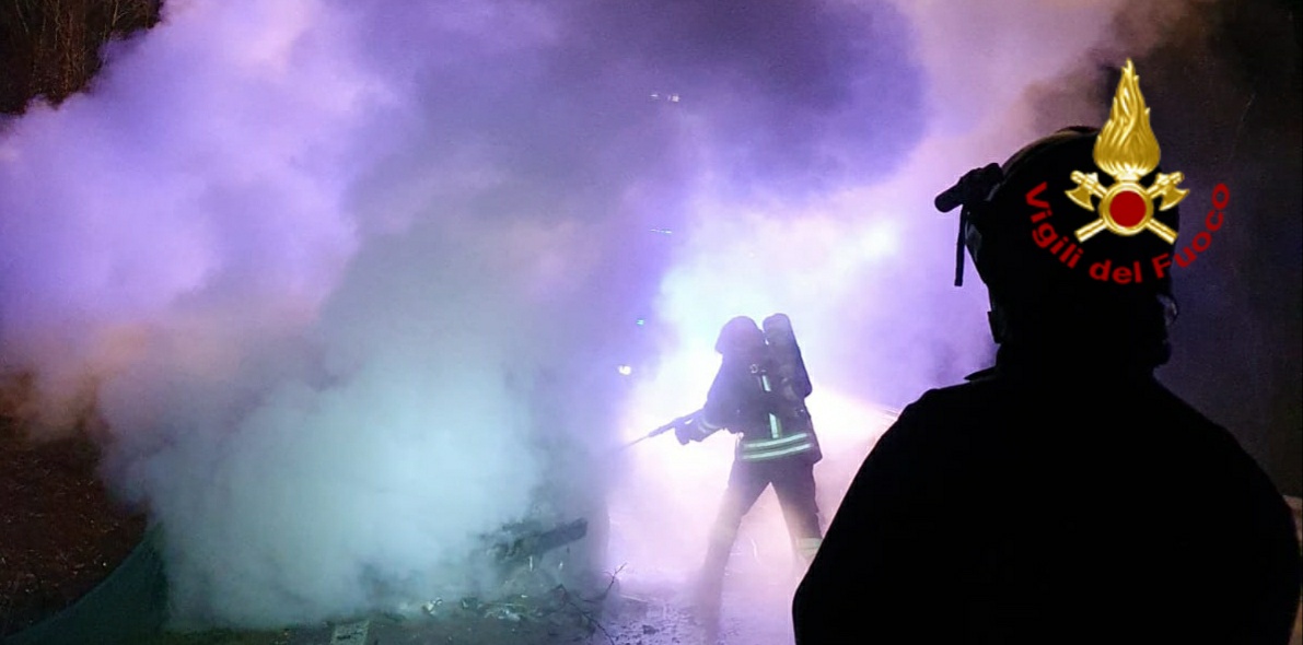Fuoriuscita autonoma dalla strada, scende dell’auto che poi prende fuoco
