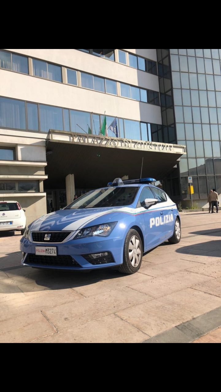 Botte agli operatori di un centro di accoglienza e lancio della scrivania: arrestato