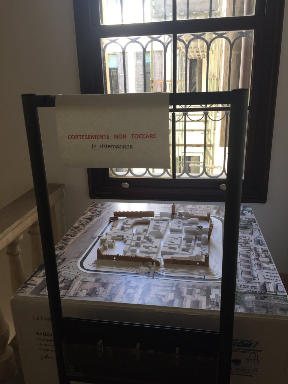 Centro storico Castelfranco, anche il modellino in scala “fermo ai box”