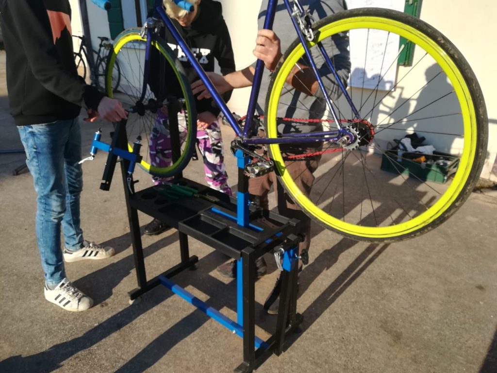 I giovani di San Paolo, Santa Bona, San Liberale e Monigo imparano a riparare biciclette
