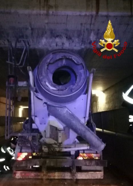 Betoniera incastrata nel sottopasso a Villorba: intervengono i Vigili del fuoco