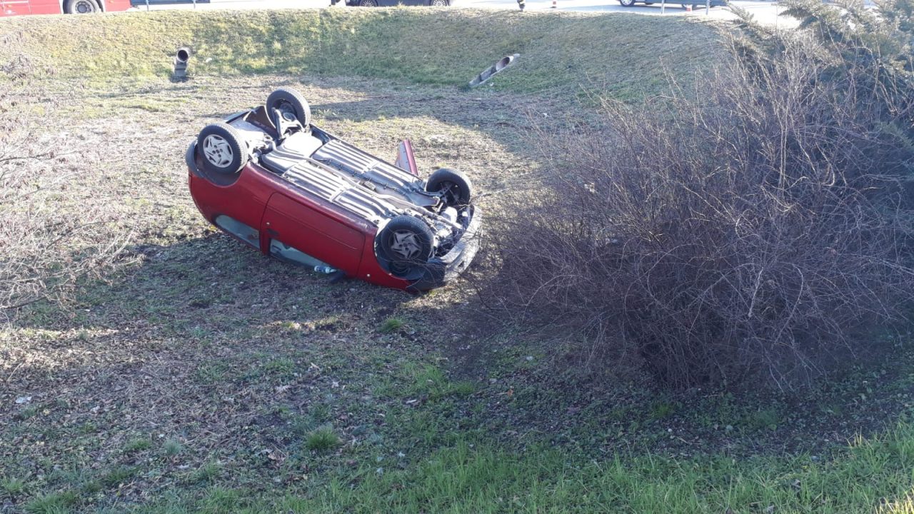 Auto ribaltata dentro la rotonda, 90enne illeso. E stasera scontro a San Floriano