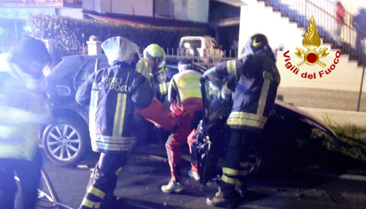 Incastrati nell’auto dopo il botto, tre feriti a Valdobbiadene