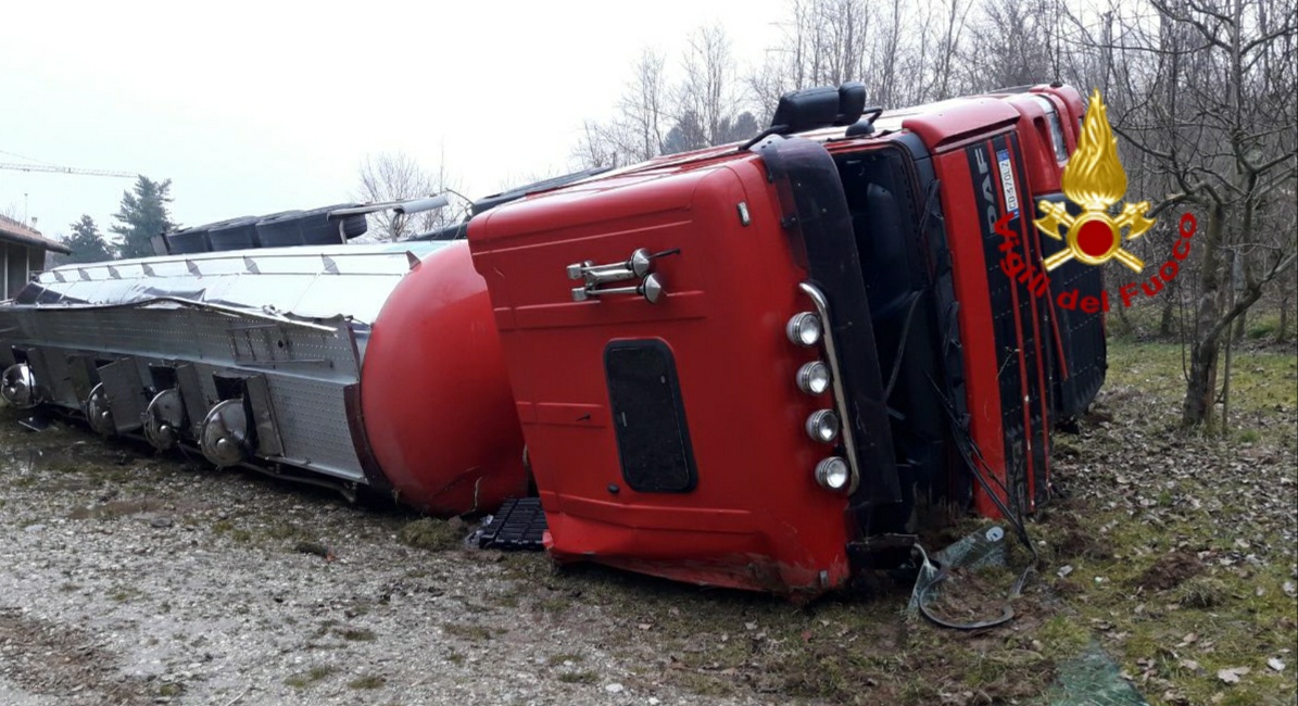 Autobotte si ribalta a Nervesa, vino e gasolio nel canale della Vittoria