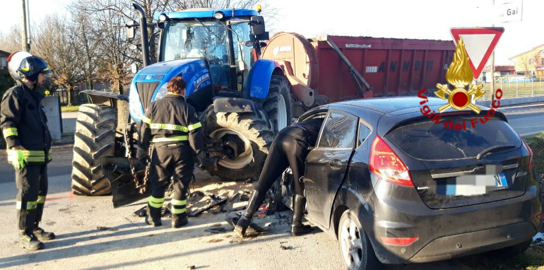 Auto a gpl contro trattore: paura stamattina a Mansuè