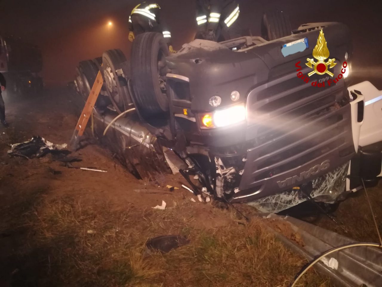 Si ribalta autocisterna di latte, ferito il conducente – FOTO