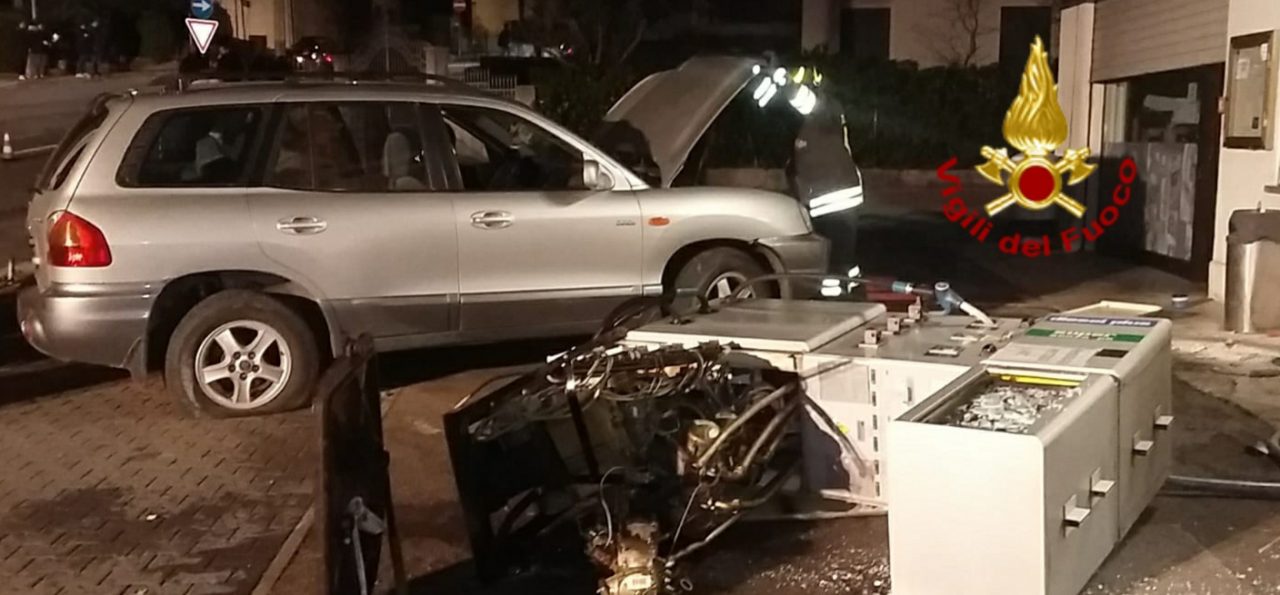 Fuori strada con l’auto a Fregona: distrutta la colonnina del distributore