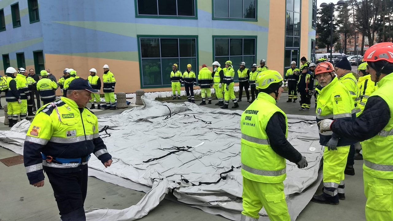 Protezione civile, volontari al lavoro per montare le tende al San Valentino e al San Giacomo