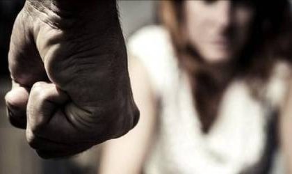 Maltrattamenti e lesioni alla moglie davanti ai figli: 40enne arrestato