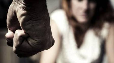 Maltrattamenti e lesioni alla moglie davanti ai figli: 40enne arrestato