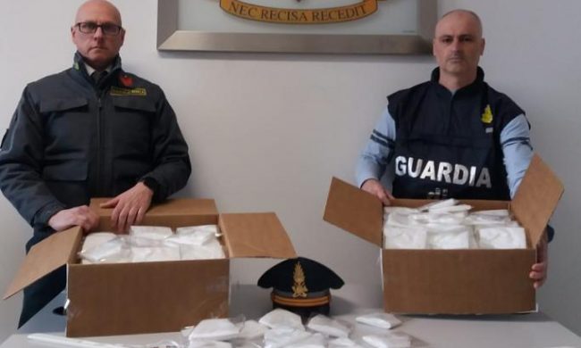 Mascherine non a norma, fabbrica clandestina scoperta dalla Guardia di Finanza