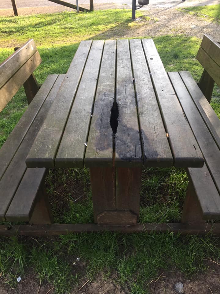 Tavoli danneggiati dai vandali nel parco del Donatore a Mansuè – FOTO