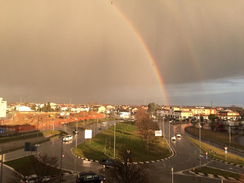 Meteo Castelfranco pazzo: forte acquazzone con sole e arcobaleno – VIDEO