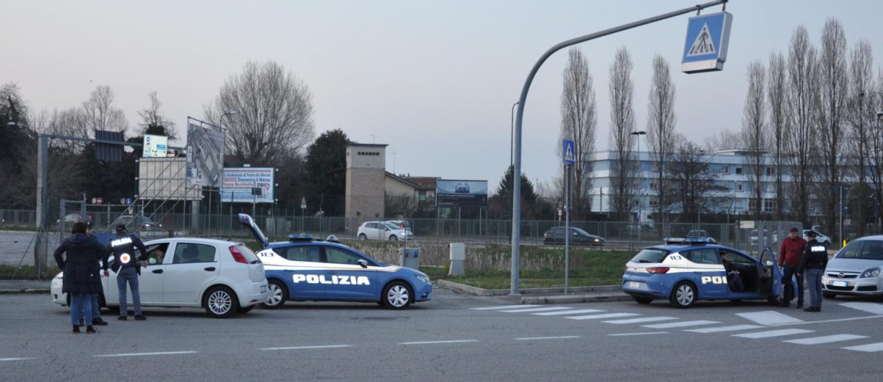 Molesta un passante senza rispettare le distanze: marocchino ubriaco aggredisce gli agenti
