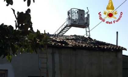 Incendio in una vecchia abitazione usata come deposito, messa in sicurezza in corso