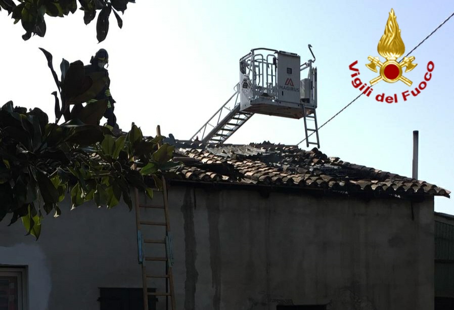 Incendio in una vecchia abitazione usata come deposito, messa in sicurezza in corso