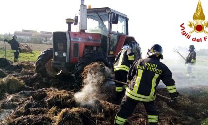 Cinque rotoballe in fiamme a Dosson di Casier