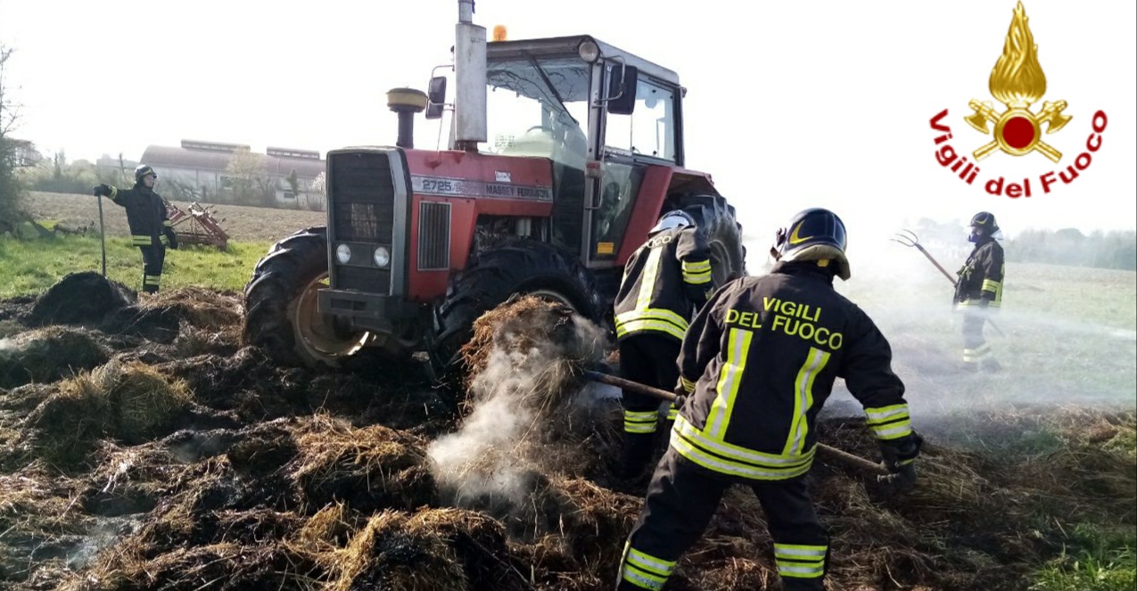 Cinque rotoballe in fiamme a Dosson di Casier