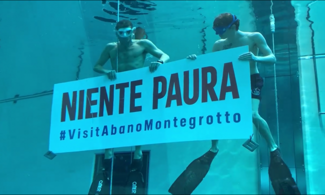 Pellizzari in apnea per Vo’ nella piscina di Montegrotto Terme: “Niente paura” – VIDEO