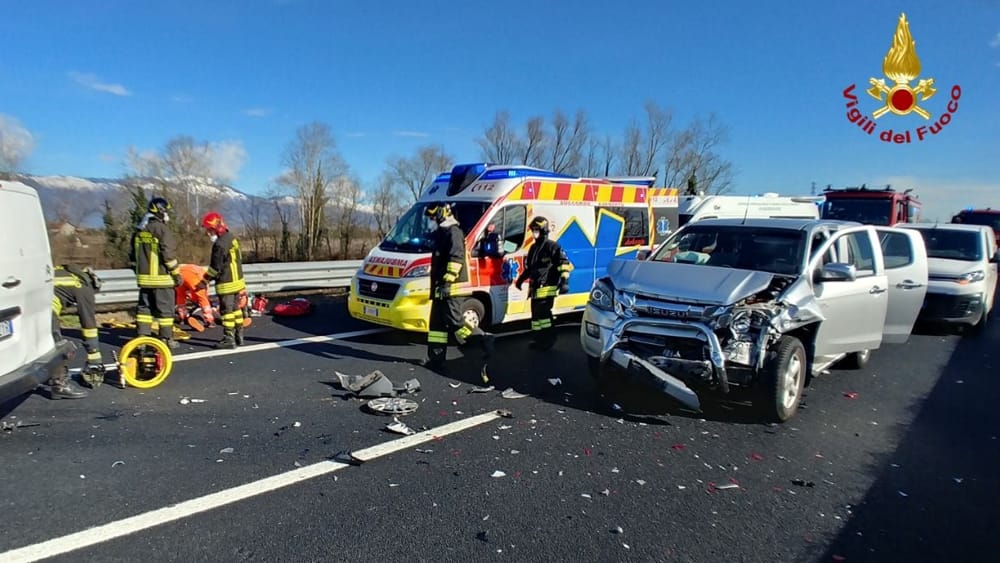 Tragedia sfiorata in A28, auto contromano: un ferito
