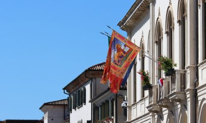 Castelfranco, sindaco e giunta accusati su Facebook di ricevere "bustarelle": scatta la querela