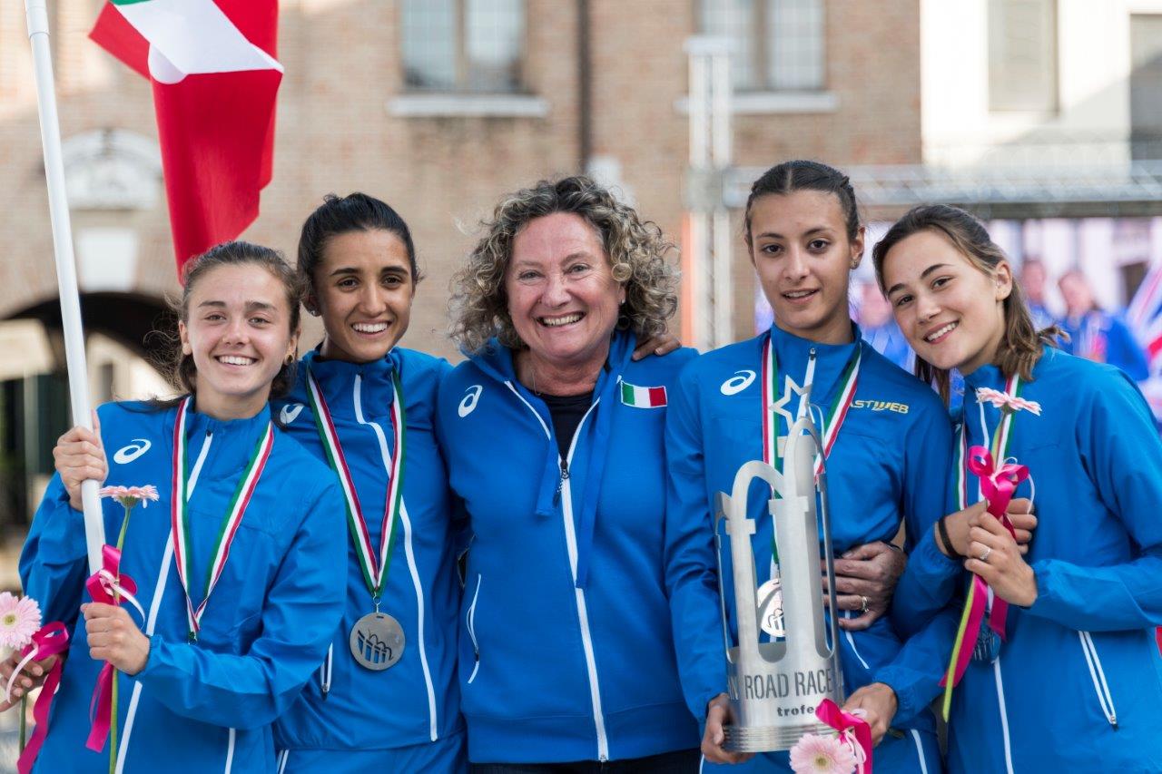 Ode19b_Le azzurrine con l'olimpionica Gabriella Dorio