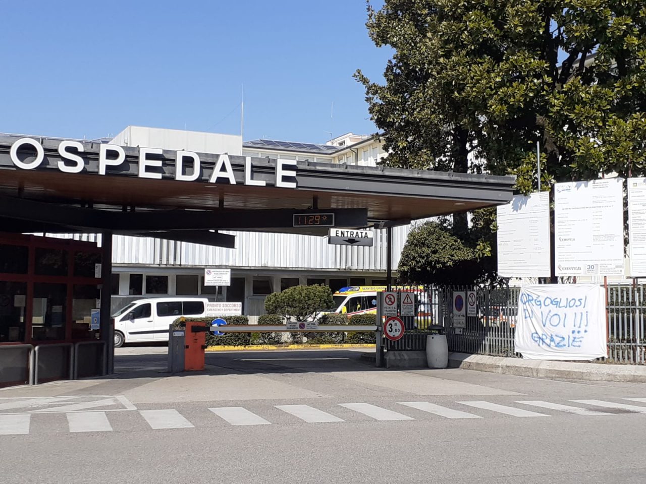 Ospedale Conegliano, spunta lo striscione: “Orgogliosi di voi!”