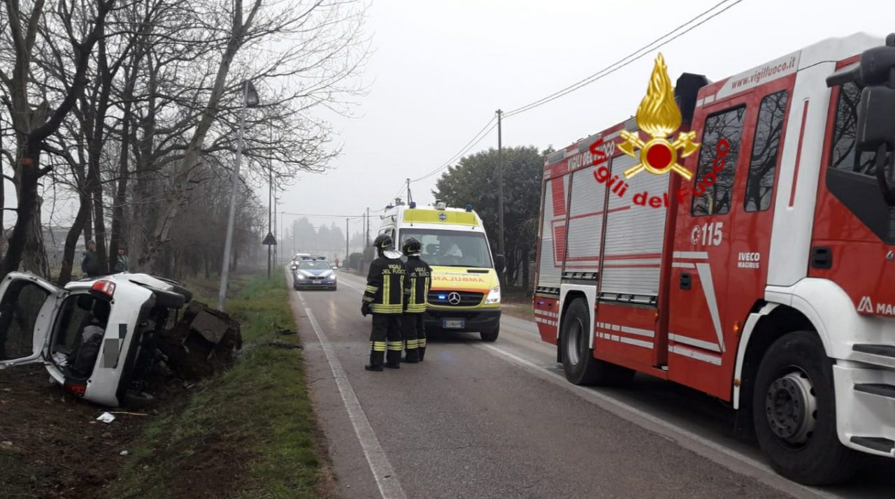 Incidente Povegliano, auto fuori strada: giù anche il palo della luce
