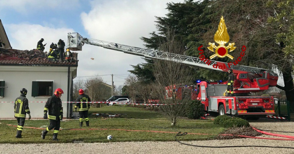 Incendio tetto stamattina a Sala di Istrana, forse un malfunzionamento della canna fumaria