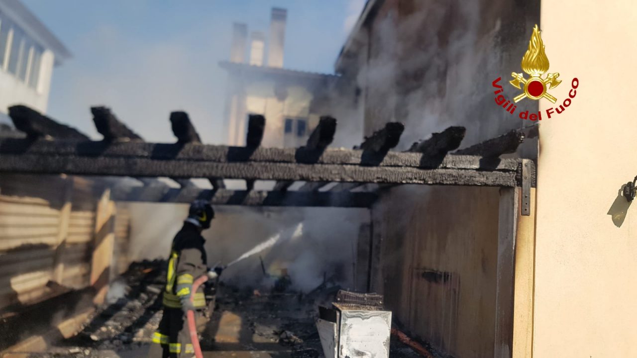 San Zenone degli Ezzelini, incendio porticato: scoppia anche la bombola Gpl – VIDEO