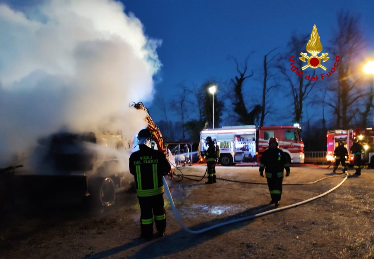 Paura all’alba in un’azienda di giardinaggio a Noale, incendio domato – FOTO