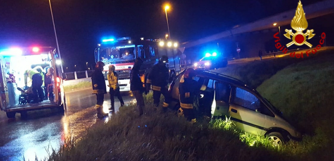 Incidente a Resana ieri sera, fuori strada con l’auto: un ferito
