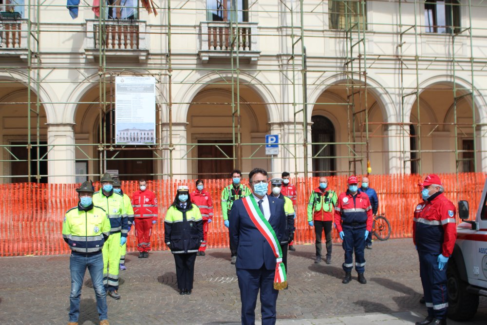 Bandiere a mezz’asta e minuto di silenzio: Castelfranco ha pianto le vittime del Coronavirus FOTO E VIDEO
