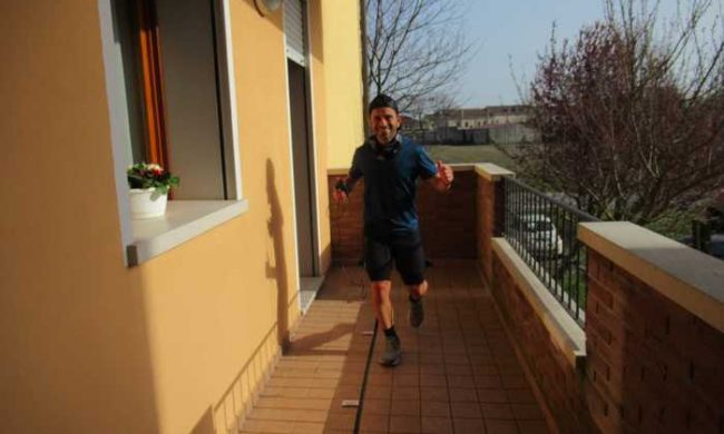 Corre 100 chilometri sul balcone, il runner “creativo” a Padova