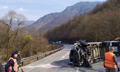 Furgone della Protezione Civile carico di mascherine si rovescia: non c'è pace!