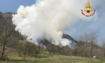 Vasto incendio, ettari di bosco in fiamme: “Spegnimento finirà domani” – VIDEO