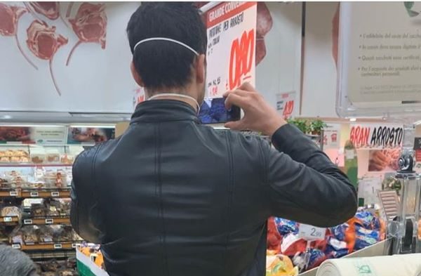 Mascherina venduta a 10 euro in una nota catena commerciale: scatta il controllo della Polizia locale