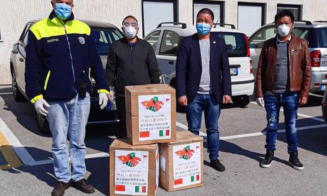 Regala 4mila mascherine al Comune ma viene multato per un caffè